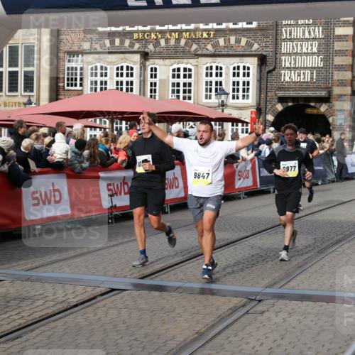 05.10.2025 - 20. swb-Marathon Bremen Yannick Fuchs http://msf.ph/oto/9228760 05.10.2025 10:59:06 Ziel 9349, 9518, 9542, 9601, 9847, 9977, 10080, 10357, 10560, 10588, 11483, 11612 meine-sportfotos.de