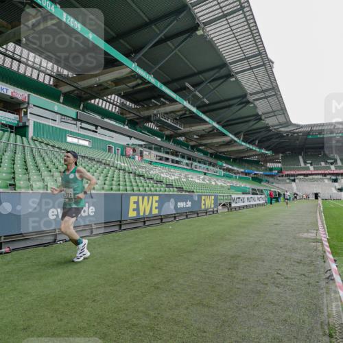 05.10.2025 - 20. swb-Marathon Bremen Michael Burmester http://msf.ph/oto/9228764 05.10.2025 12:35:34 Laufen im Stadion 235, 343, 482, 673, 1000, 1232, 2129, 2838, 8321, 8613, 328, 870, 925, 1221, 5608, 6927 meine-sportfotos.de