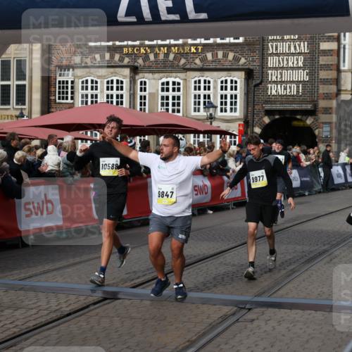 05.10.2025 - 20. swb-Marathon Bremen Yannick Fuchs http://msf.ph/oto/9228772 05.10.2025 10:59:06 Ziel 9349, 9518, 9542, 9601, 9847, 9977, 10080, 10357, 10560, 10588, 11483, 11612 meine-sportfotos.de