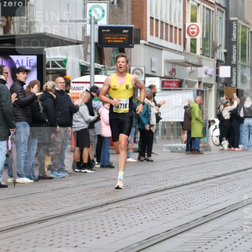 05.10.2025 - 20. swb-Marathon Bremen Strokosch-Dieckow http://msf.ph/oto/9228777 05.10.2025 10:34:18 Ziel 9319, 10410, 10718, 9319, 10410, 10718 meine-sportfotos.de