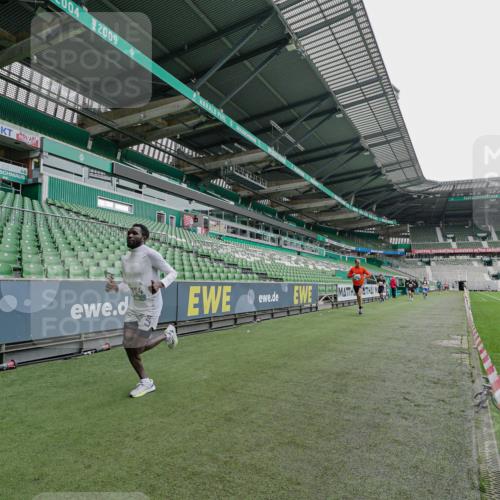 05.10.2025 - 20. swb-Marathon Bremen Michael Burmester http://msf.ph/oto/9228786 05.10.2025 12:35:53 Laufen im Stadion 343, 482, 902, 1000, 1212, 1640, 1837, 2129, 2838, 3891, 7854, 8321, 8613, 235, 673, 1232 meine-sportfotos.de