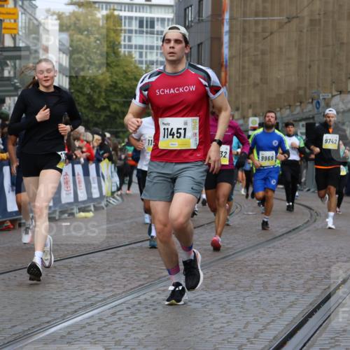 05.10.2025 - 20. swb-Marathon Bremen Strokosch-Dieckow http://msf.ph/oto/9228787 05.10.2025 10:50:42 Ziel 9230, 9251, 9277, 9578, 9658, 9715, 9742, 9832, 9888, 9969, 10043, 10279, 10479, 10689, 11062, 11451, 11543, 11661 meine-sportfotos.de