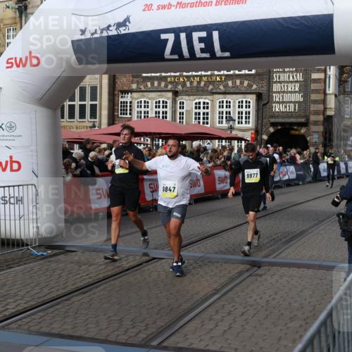 05.10.2025 - 20. swb-Marathon Bremen Yannick Fuchs http://msf.ph/oto/9228790 05.10.2025 10:59:07 Ziel 9349, 9518, 9542, 9601, 9847, 9977, 10080, 10357, 10588, 10607, 11612 meine-sportfotos.de
