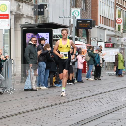 05.10.2025 - 20. swb-Marathon Bremen Strokosch-Dieckow http://msf.ph/oto/9228791 05.10.2025 10:34:19 Ziel 9319, 10410, 10718, 9319, 10410, 10718 meine-sportfotos.de