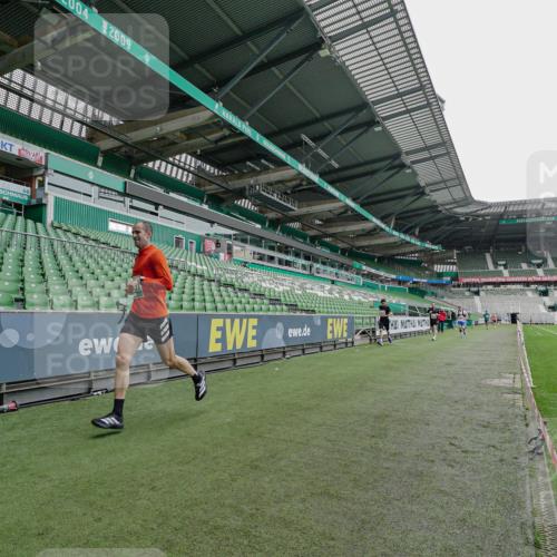 05.10.2025 - 20. swb-Marathon Bremen Michael Burmester http://msf.ph/oto/9228793 05.10.2025 12:35:56 Laufen im Stadion 343, 482, 902, 1000, 1212, 1640, 1837, 2129, 2838, 3891, 7854, 8321, 8613, 235, 673, 1232 meine-sportfotos.de