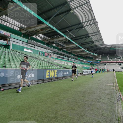05.10.2025 - 20. swb-Marathon Bremen Michael Burmester http://msf.ph/oto/9228800 05.10.2025 12:36:00 Laufen im Stadion 343, 482, 902, 1000, 1212, 1640, 1837, 2838, 3891, 7854, 8321, 8613, 235, 673, 1232, 2129 meine-sportfotos.de