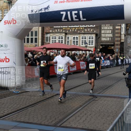 05.10.2025 - 20. swb-Marathon Bremen Yannick Fuchs http://msf.ph/oto/9228803 05.10.2025 10:59:07 Ziel 9349, 9518, 9542, 9601, 9847, 9977, 10080, 10357, 10588, 10607, 11612 meine-sportfotos.de