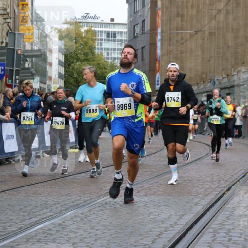 05.10.2025 - 20. swb-Marathon Bremen Strokosch-Dieckow http://msf.ph/oto/9228804 05.10.2025 10:50:46 Ziel 7733, 9230, 9251, 9277, 9658, 9715, 9742, 9832, 9888, 9966, 9969, 9975, 10043, 10224, 10279, 10479, 10689, 11220, 11451, 11543, 11661 meine-sportfotos.de