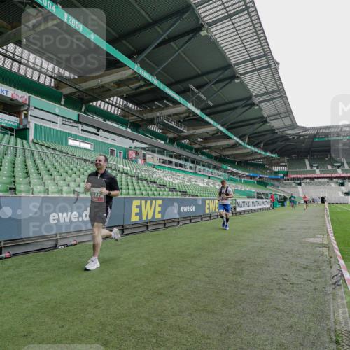 05.10.2025 - 20. swb-Marathon Bremen Michael Burmester http://msf.ph/oto/9228806 05.10.2025 12:36:01 Laufen im Stadion 343, 482, 902, 1000, 1212, 1640, 1837, 2838, 3198, 3891, 7854, 8321, 8613, 235, 673, 1232, 2129 meine-sportfotos.de