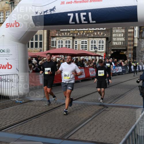 05.10.2025 - 20. swb-Marathon Bremen Yannick Fuchs http://msf.ph/oto/9228808 05.10.2025 10:59:07 Ziel 9349, 9518, 9542, 9601, 9847, 9977, 10080, 10357, 10588, 10607, 11612 meine-sportfotos.de