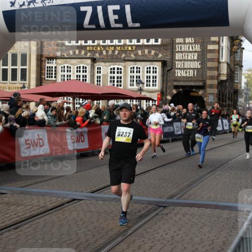 05.10.2025 - 20. swb-Marathon Bremen Yannick Fuchs http://msf.ph/oto/9228814 05.10.2025 11:01:58 Ziel 9189, 9237, 9365, 9655, 10004, 10558, 10903, 10904, 11647 meine-sportfotos.de