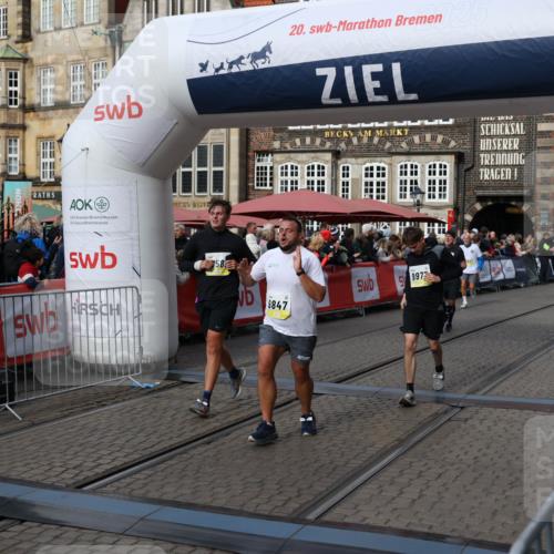 05.10.2025 - 20. swb-Marathon Bremen Yannick Fuchs http://msf.ph/oto/9228817 05.10.2025 10:59:07 Ziel 9349, 9518, 9542, 9601, 9847, 9977, 10080, 10357, 10588, 10607, 11612 meine-sportfotos.de