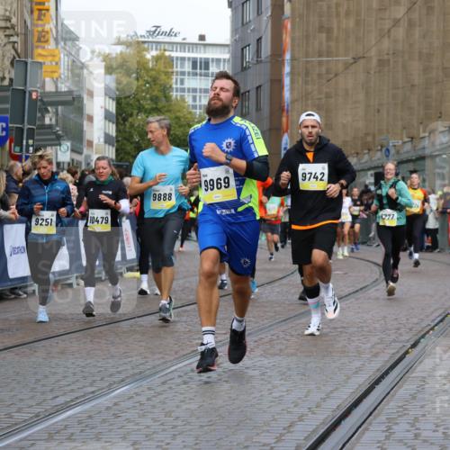 05.10.2025 - 20. swb-Marathon Bremen Strokosch-Dieckow http://msf.ph/oto/9228825 05.10.2025 10:50:46 Ziel 7733, 9230, 9251, 9277, 9658, 9715, 9742, 9832, 9888, 9966, 9969, 9975, 10043, 10224, 10279, 10479, 10689, 11220, 11451, 11543, 11661 meine-sportfotos.de