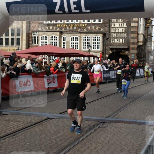 05.10.2025 - 20. swb-Marathon Bremen Yannick Fuchs http://msf.ph/oto/9228826 05.10.2025 11:01:58 Ziel 9189, 9237, 9365, 9655, 10004, 10558, 10903, 10904, 11647 meine-sportfotos.de