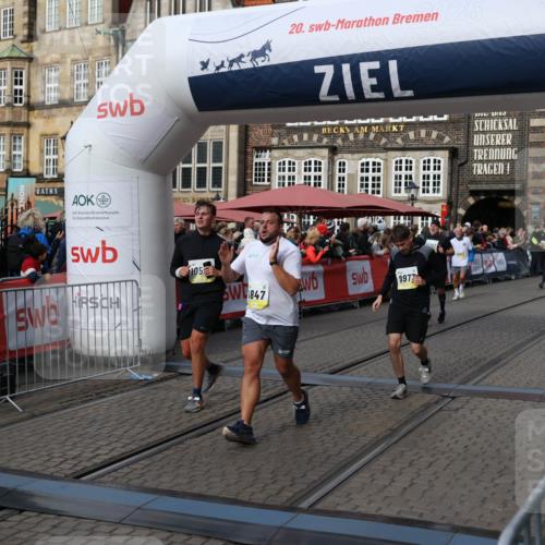 05.10.2025 - 20. swb-Marathon Bremen Yannick Fuchs http://msf.ph/oto/9228829 05.10.2025 10:59:07 Ziel 9349, 9518, 9542, 9601, 9847, 9977, 10080, 10357, 10588, 10607, 11612 meine-sportfotos.de
