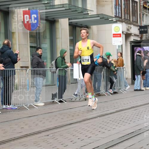 05.10.2025 - 20. swb-Marathon Bremen Strokosch-Dieckow http://msf.ph/oto/9228830 05.10.2025 10:34:21 Ziel 9319, 10410, 10718, 9319, 10410, 10718 meine-sportfotos.de