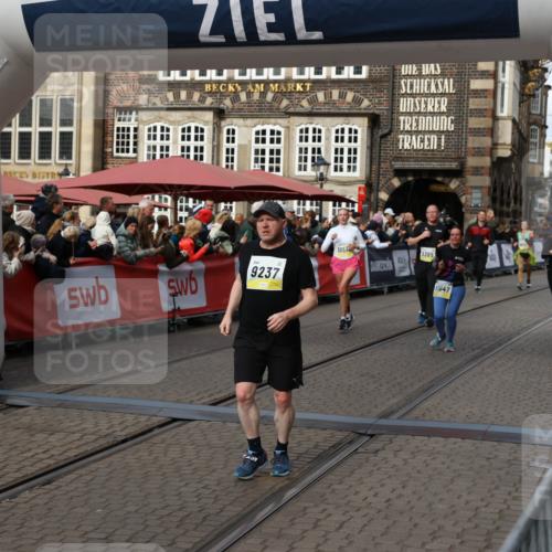 05.10.2025 - 20. swb-Marathon Bremen Yannick Fuchs http://msf.ph/oto/9228832 05.10.2025 11:01:58 Ziel 9189, 9237, 9365, 9655, 10004, 10558, 10903, 10904, 11647 meine-sportfotos.de