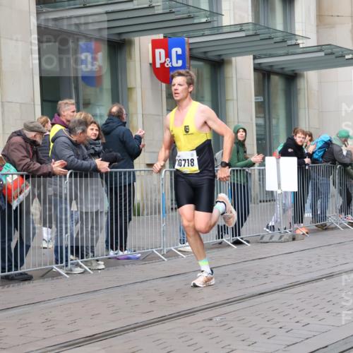 05.10.2025 - 20. swb-Marathon Bremen Strokosch-Dieckow http://msf.ph/oto/9228837 05.10.2025 10:34:22 Ziel 9319, 10410, 10718, 9319, 10410, 10718 meine-sportfotos.de