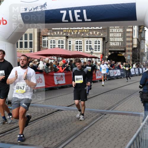 05.10.2025 - 20. swb-Marathon Bremen Yannick Fuchs http://msf.ph/oto/9228839 05.10.2025 10:59:07 Ziel 9349, 9518, 9542, 9601, 9847, 9977, 10080, 10357, 10588, 10607, 11612 meine-sportfotos.de