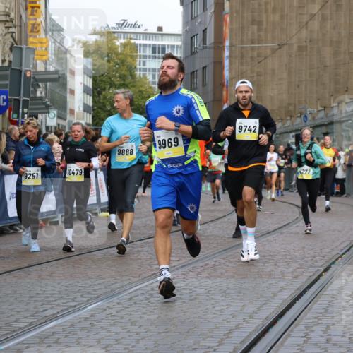 05.10.2025 - 20. swb-Marathon Bremen Strokosch-Dieckow http://msf.ph/oto/9228841 05.10.2025 10:50:46 Ziel 7733, 9230, 9251, 9277, 9658, 9715, 9742, 9832, 9888, 9966, 9969, 9975, 10043, 10224, 10279, 10479, 10689, 11220, 11451, 11543, 11661 meine-sportfotos.de