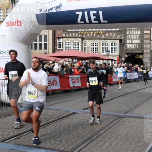 05.10.2025 - 20. swb-Marathon Bremen Yannick Fuchs http://msf.ph/oto/9228844 05.10.2025 10:59:08 Ziel 9518, 9542, 9601, 9847, 9977, 10357, 10588, 10607, 11612 meine-sportfotos.de