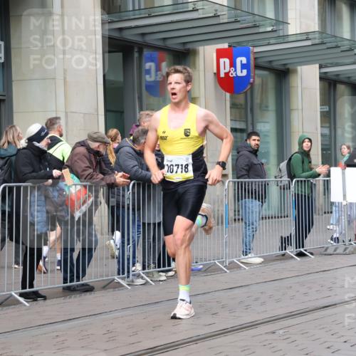 05.10.2025 - 20. swb-Marathon Bremen Strokosch-Dieckow http://msf.ph/oto/9228845 05.10.2025 10:34:22 Ziel 9319, 10410, 10718, 9319, 10410, 10718 meine-sportfotos.de