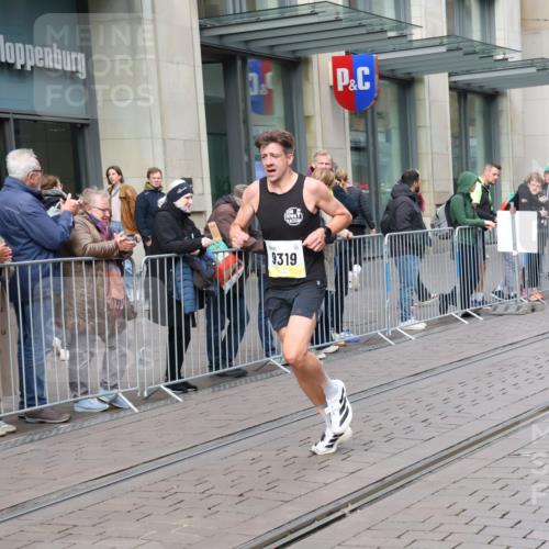 05.10.2025 - 20. swb-Marathon Bremen Strokosch-Dieckow http://msf.ph/oto/9228853 05.10.2025 10:34:27 Ziel 9319, 10410, 9319, 10410 meine-sportfotos.de