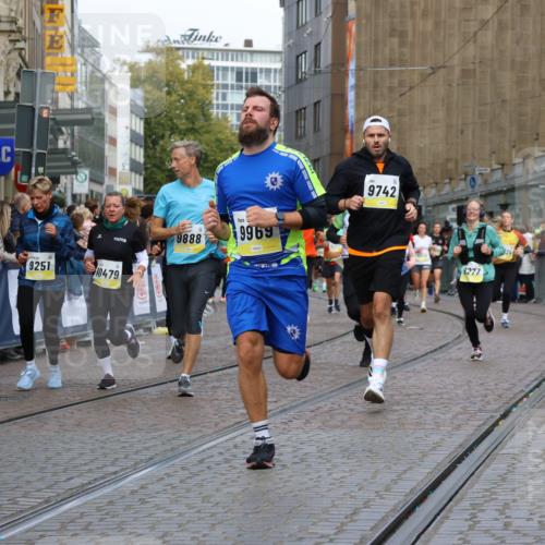 05.10.2025 - 20. swb-Marathon Bremen Strokosch-Dieckow http://msf.ph/oto/9228857 05.10.2025 10:50:46 Ziel 7733, 9230, 9251, 9277, 9658, 9715, 9742, 9832, 9888, 9966, 9969, 9975, 10043, 10224, 10279, 10479, 10689, 11220, 11451, 11543, 11661 meine-sportfotos.de