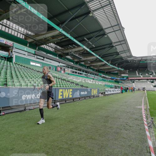 05.10.2025 - 20. swb-Marathon Bremen Michael Burmester http://msf.ph/oto/9228858 05.10.2025 12:36:30 Laufen im Stadion 298, 343, 735, 761, 902, 1212, 1231, 1443, 1640, 1837, 1907, 2186, 3198, 3891, 5625, 7854, 8099, 482, 1000, 2838, 8321, 8613 meine-sportfotos.de