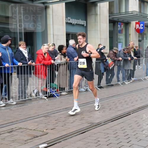 05.10.2025 - 20. swb-Marathon Bremen Strokosch-Dieckow http://msf.ph/oto/9228861 05.10.2025 10:34:28 Ziel 9319, 10410, 9319, 10410 meine-sportfotos.de