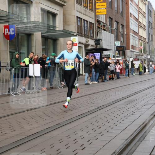 05.10.2025 - 20. swb-Marathon Bremen Strokosch-Dieckow http://msf.ph/oto/9228873 05.10.2025 10:34:40 Ziel 10410, 10476, 11443, 10410, 10476, 11443 meine-sportfotos.de