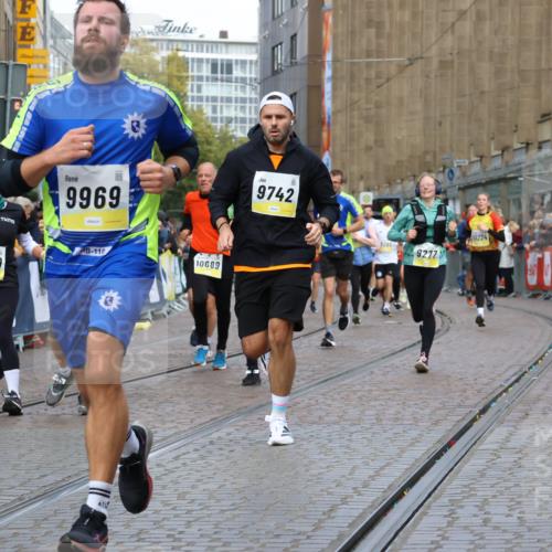 05.10.2025 - 20. swb-Marathon Bremen Strokosch-Dieckow http://msf.ph/oto/9228876 05.10.2025 10:50:47 Ziel 7733, 9230, 9251, 9277, 9399, 9658, 9715, 9742, 9832, 9888, 9966, 9969, 9975, 10043, 10224, 10279, 10479, 10689, 11220, 11311, 11543, 11661 meine-sportfotos.de