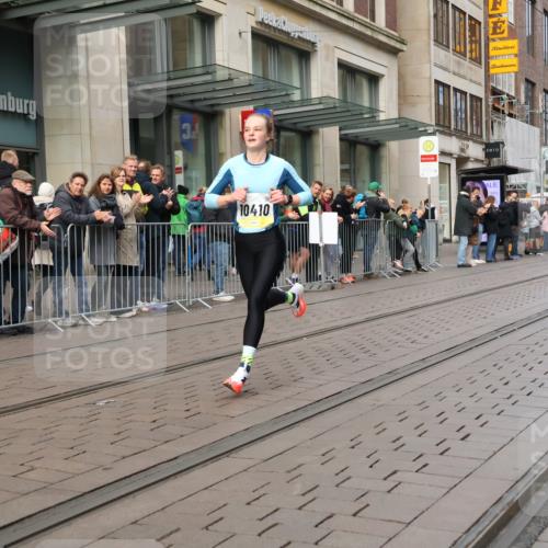 05.10.2025 - 20. swb-Marathon Bremen Strokosch-Dieckow http://msf.ph/oto/9228888 05.10.2025 10:34:41 Ziel 10410, 10476, 11443, 10410, 10476, 11443 meine-sportfotos.de
