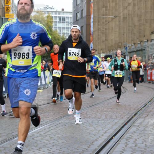 05.10.2025 - 20. swb-Marathon Bremen Strokosch-Dieckow http://msf.ph/oto/9228890 05.10.2025 10:50:47 Ziel 7733, 9230, 9251, 9277, 9399, 9658, 9715, 9742, 9832, 9888, 9966, 9969, 9975, 10043, 10224, 10279, 10479, 10689, 11220, 11311, 11543, 11661 meine-sportfotos.de