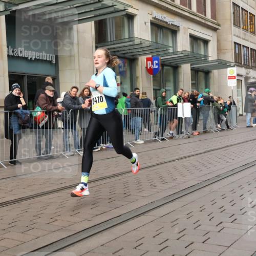 05.10.2025 - 20. swb-Marathon Bremen Strokosch-Dieckow http://msf.ph/oto/9228895 05.10.2025 10:34:41 Ziel 10410, 10476, 11443, 10410, 10476, 11443 meine-sportfotos.de