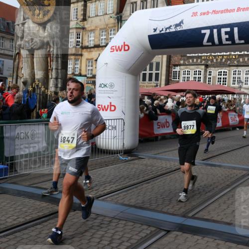 05.10.2025 - 20. swb-Marathon Bremen Yannick Fuchs http://msf.ph/oto/9228897 05.10.2025 10:59:08 Ziel 9518, 9542, 9601, 9847, 9977, 10357, 10588, 10607, 11612 meine-sportfotos.de