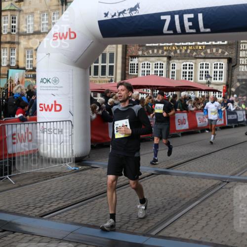 05.10.2025 - 20. swb-Marathon Bremen Yannick Fuchs http://msf.ph/oto/9228906 05.10.2025 10:59:08 Ziel 9518, 9542, 9601, 9847, 9977, 10357, 10588, 10607, 11612 meine-sportfotos.de