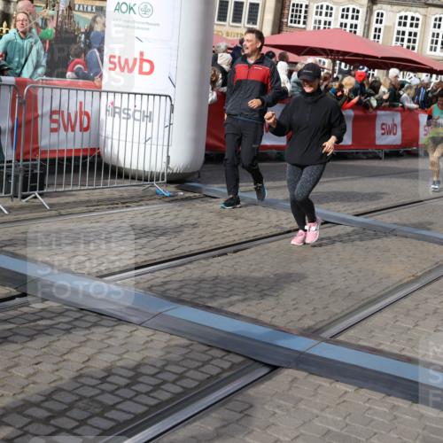 05.10.2025 - 20. swb-Marathon Bremen Yannick Fuchs http://msf.ph/oto/9228973 05.10.2025 11:02:03 Ziel 9237, 9365, 9655, 10558, 10837, 10944, 11415, 11647 meine-sportfotos.de