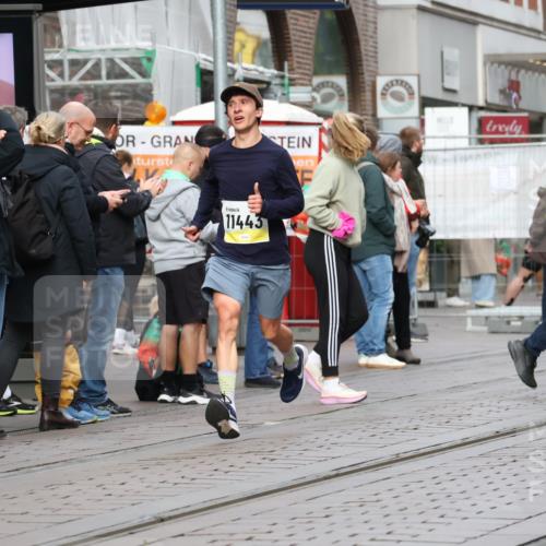 05.10.2025 - 20. swb-Marathon Bremen Strokosch-Dieckow http://msf.ph/oto/9228974 05.10.2025 10:35:00 Ziel 9336, 9340, 10476, 11341, 11443, 9336, 9340, 10476, 11341, 11443 meine-sportfotos.de