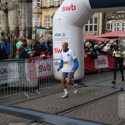 05.10.2025 - 20. swb-Marathon Bremen Yannick Fuchs http://msf.ph/oto/9228983 05.10.2025 10:59:12 Ziel 9692, 9847, 9977, 10357, 10588, 10594, 10607 meine-sportfotos.de