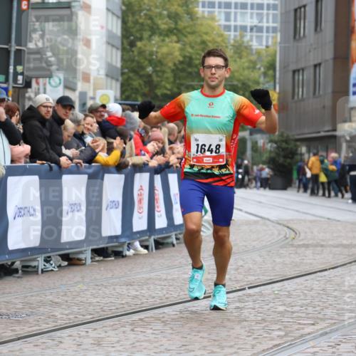 05.10.2025 - 20. swb-Marathon Bremen Strokosch-Dieckow http://msf.ph/oto/9228984 05.10.2025 12:27:08 Ziel 1648 meine-sportfotos.de