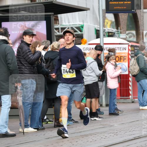 05.10.2025 - 20. swb-Marathon Bremen Strokosch-Dieckow http://msf.ph/oto/9228985 05.10.2025 10:35:00 Ziel 9336, 9340, 10476, 11341, 11443, 9336, 9340, 10476, 11341, 11443 meine-sportfotos.de