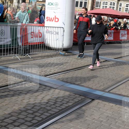 05.10.2025 - 20. swb-Marathon Bremen Yannick Fuchs http://msf.ph/oto/9228988 05.10.2025 11:02:04 Ziel 9237, 9365, 9655, 10558, 10837, 10944, 11415, 11647 meine-sportfotos.de
