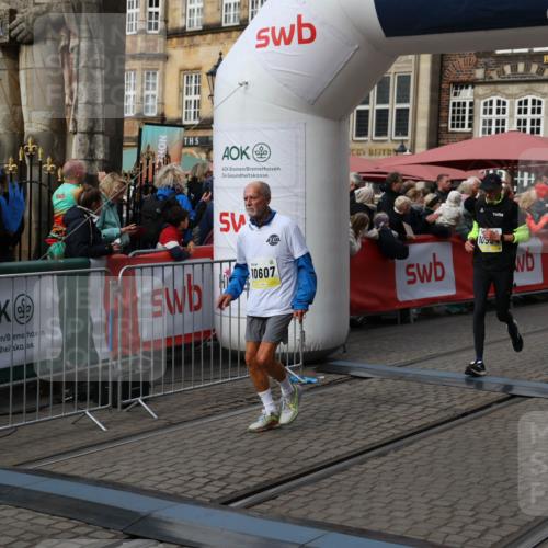 05.10.2025 - 20. swb-Marathon Bremen Yannick Fuchs http://msf.ph/oto/9228990 05.10.2025 10:59:12 Ziel 9692, 9847, 9977, 10357, 10588, 10594, 10607 meine-sportfotos.de