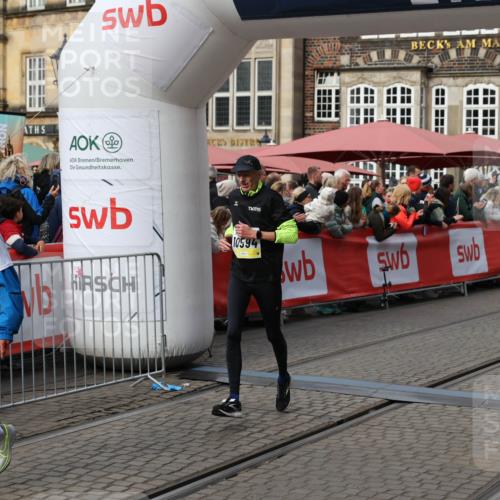 05.10.2025 - 20. swb-Marathon Bremen Yannick Fuchs http://msf.ph/oto/9228999 05.10.2025 10:59:13 Ziel 9692, 9847, 9977, 10039, 10353, 10357, 10588, 10594, 10607 meine-sportfotos.de