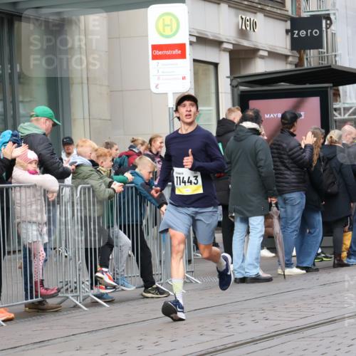 05.10.2025 - 20. swb-Marathon Bremen Strokosch-Dieckow http://msf.ph/oto/9229001 05.10.2025 10:35:02 Ziel 9336, 9340, 11341, 11443, 9336, 9340, 11341, 11443 meine-sportfotos.de