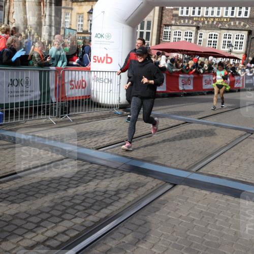 05.10.2025 - 20. swb-Marathon Bremen Yannick Fuchs http://msf.ph/oto/9229004 05.10.2025 11:02:04 Ziel 9237, 9365, 9655, 10558, 10837, 10944, 11415, 11647 meine-sportfotos.de