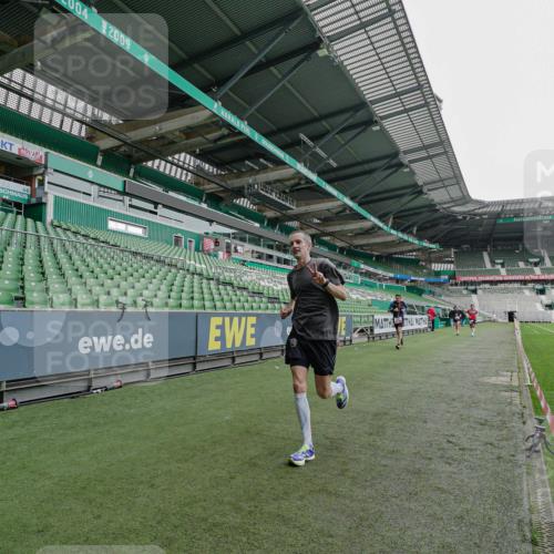 05.10.2025 - 20. swb-Marathon Bremen Michael Burmester http://msf.ph/oto/9229007 05.10.2025 12:38:06 Laufen im Stadion 57, 383, 481, 1005, 1058, 1379, 1833, 2168, 5423, 5582, 7266, 9080, 221, 728, 1567, 1633, 1801, 1901, 2132, 5536 meine-sportfotos.de