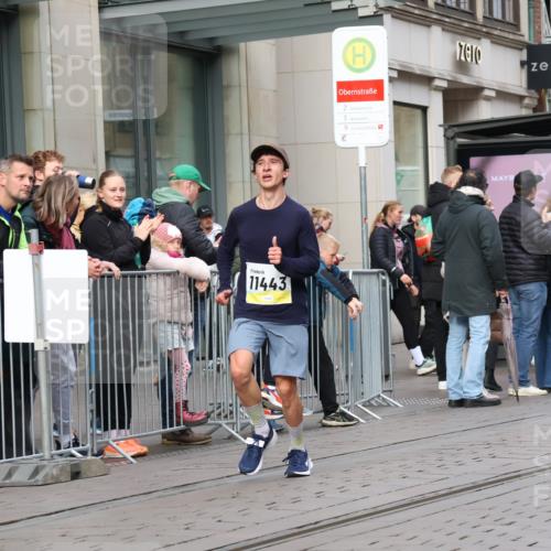 05.10.2025 - 20. swb-Marathon Bremen Strokosch-Dieckow http://msf.ph/oto/9229011 05.10.2025 10:35:02 Ziel 9336, 9340, 11341, 11443, 9336, 9340, 11341, 11443 meine-sportfotos.de