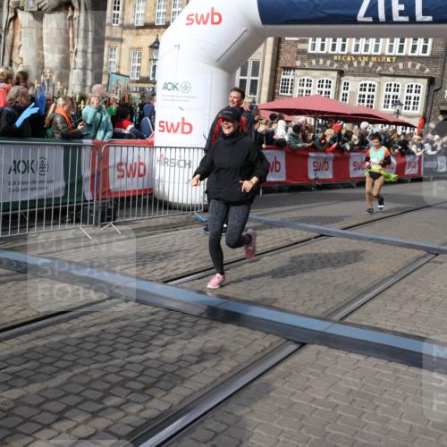 05.10.2025 - 20. swb-Marathon Bremen Yannick Fuchs http://msf.ph/oto/9229016 05.10.2025 11:02:04 Ziel 9237, 9365, 9655, 10558, 10837, 10944, 11415, 11647 meine-sportfotos.de